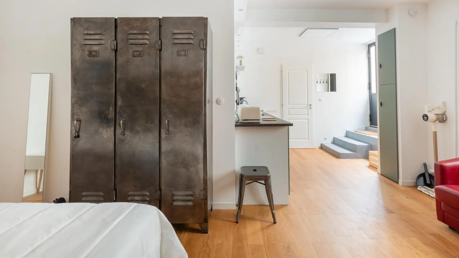 Stylish Studio Apartment Canal Saint-Martin Paris