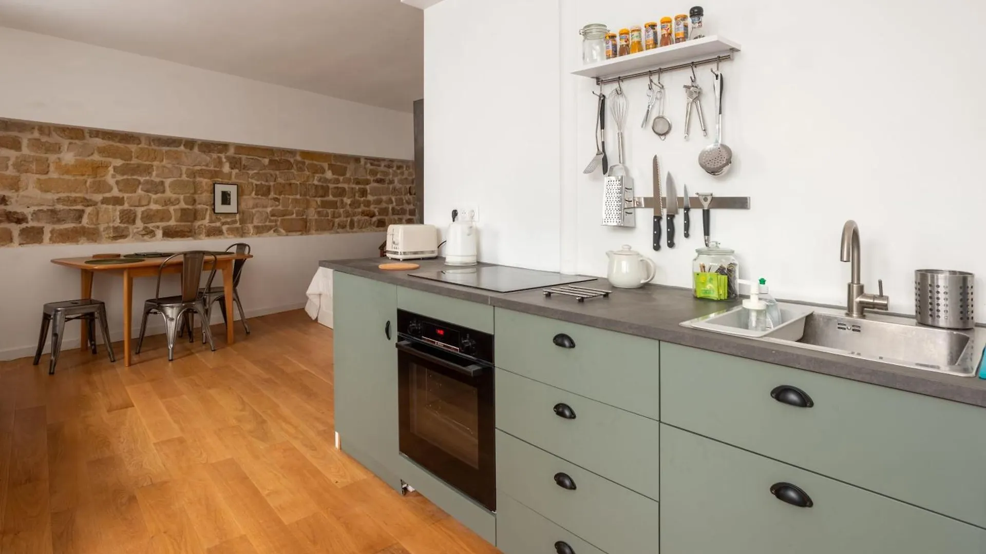 Stylish Studio Apartment Canal Saint-Martin Paris